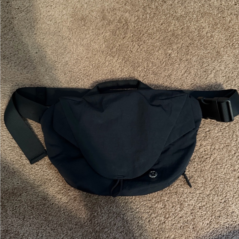 Lululemon Curved Crossbody Bag 3L-Black